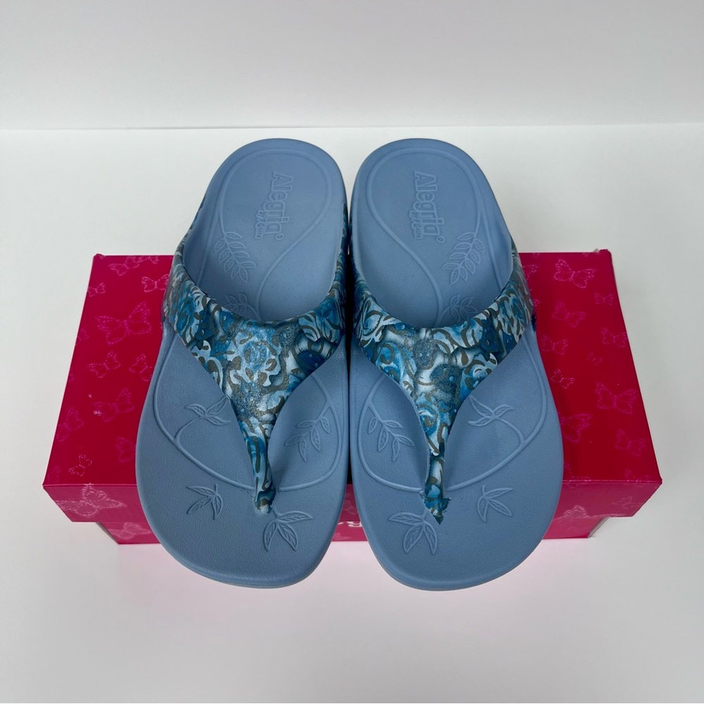 NWT Women’s Alegria Blue Printed Ode Thong Sandals, Size EU37 (US 7-7.5)